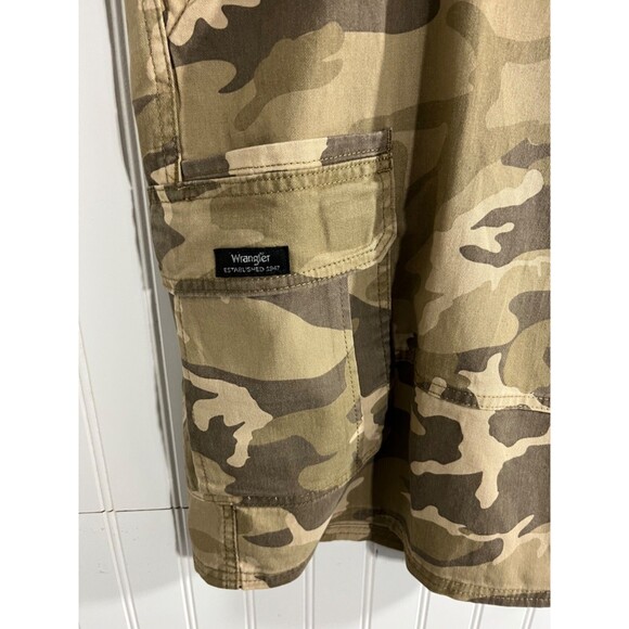 NWT Wrangler Camo Cargo Shorts Men’s Size 44 Camouflage Relaxed Fit Workwear - Picture 2 of 10